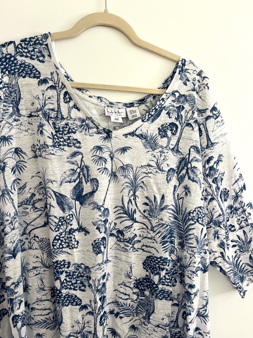Nicole Miller 2X Linen Blue & White Tropical Printed V-Neck Women’s Blouse Top - Picture 2 of 6